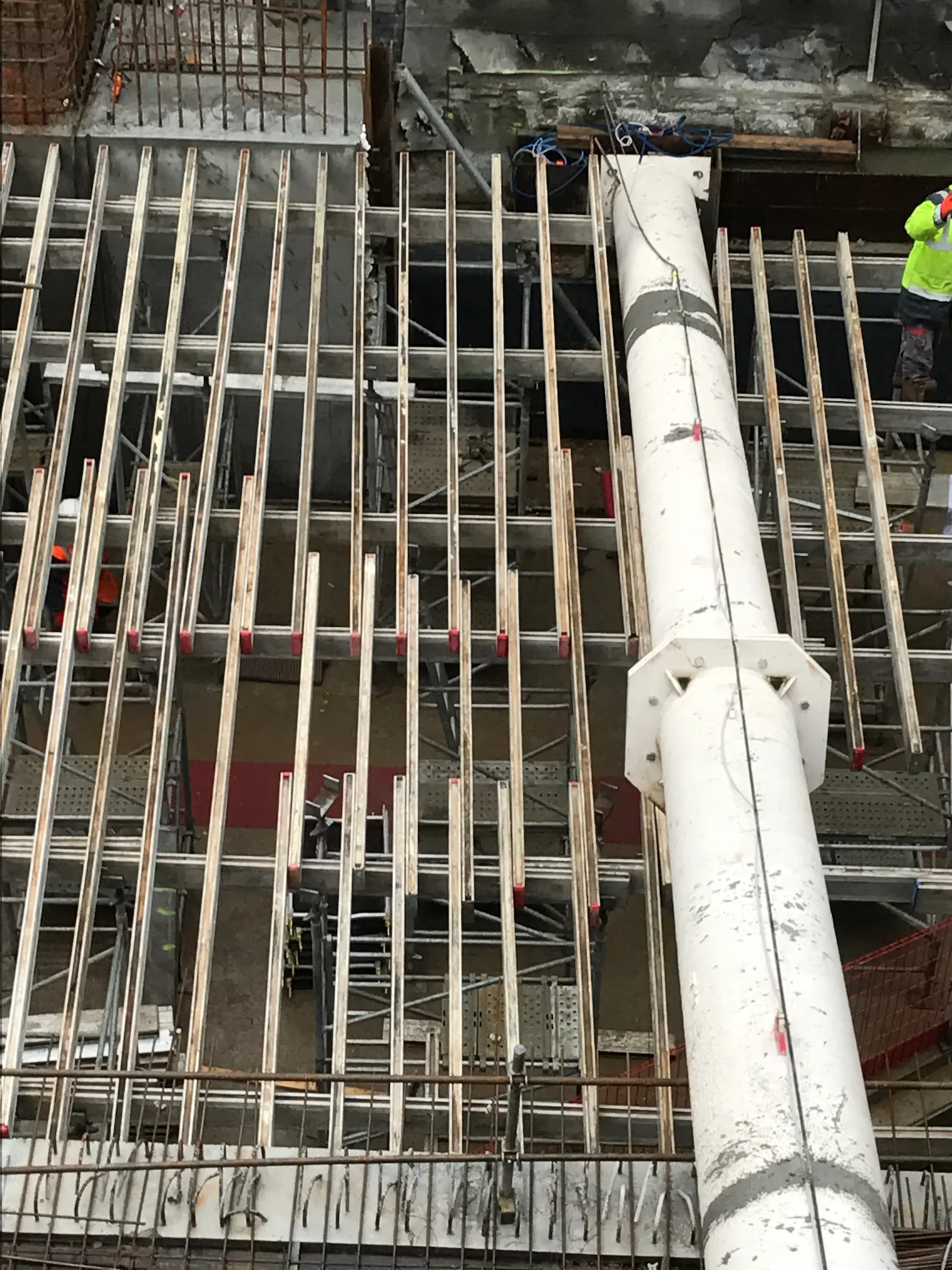 Coffrage horizontal avec étaiement provisoire